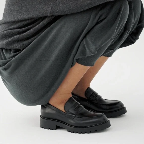 Vagabond Women’s Classic Black Slip-On Loafers - Picture 4 of 5